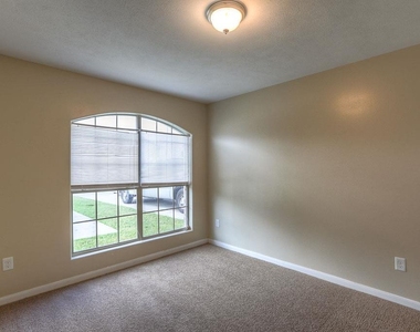 10610 Pine Landing Drive - Photo Thumbnail 11