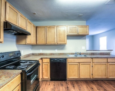 10610 Pine Landing Drive - Photo Thumbnail 4