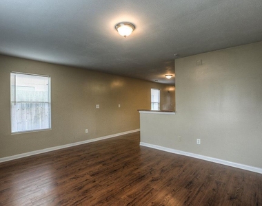 10610 Pine Landing Drive - Photo Thumbnail 7