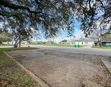 411 Avenue A - Photo Thumbnail 3