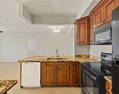 6401 Aragon Way - Photo Thumbnail 9