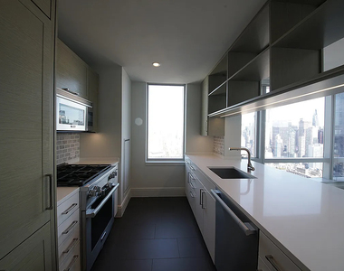  Tenth Avenue - Photo Thumbnail 10