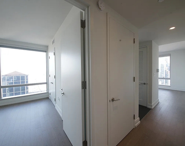  Tenth Avenue - Photo Thumbnail 8