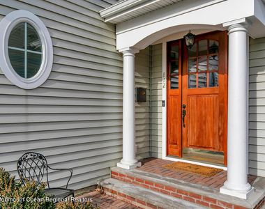 812 Claridge Drive - Photo Thumbnail 1