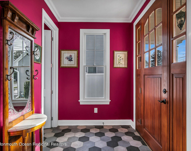 812 Claridge Drive - Photo Thumbnail 2