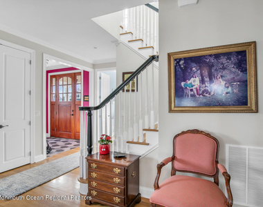 812 Claridge Drive - Photo Thumbnail 3