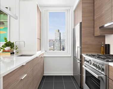 West 38th Street - Photo Thumbnail 2