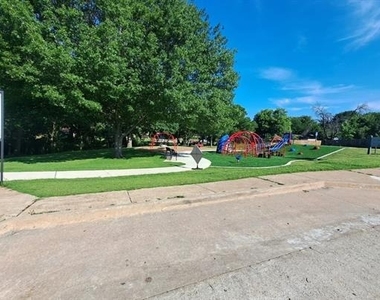313 Georgetown Drive - Photo Thumbnail 12