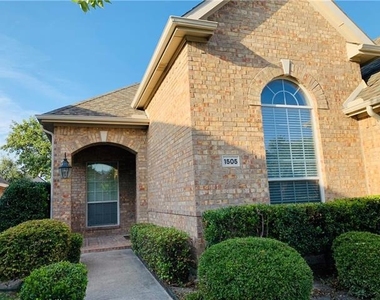1505 Somerset Drive - Photo Thumbnail 3