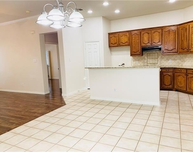 1505 Somerset Drive - Photo Thumbnail 10