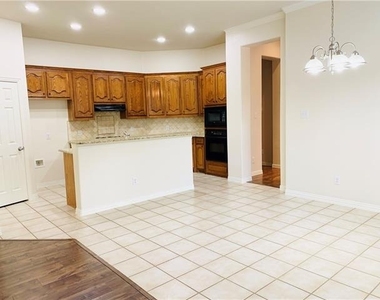 1505 Somerset Drive - Photo Thumbnail 11