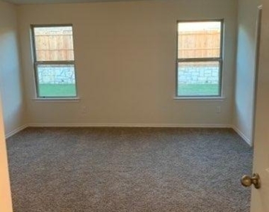 1008 Emerald Drive - Photo Thumbnail 9