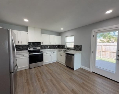 8917 Vernon Drive - Photo Thumbnail 5
