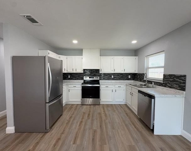 8917 Vernon Drive - Photo Thumbnail 6