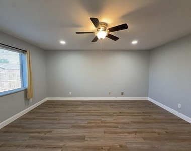 8917 Vernon Drive - Photo Thumbnail 14
