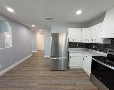 8917 Vernon Drive - Photo Thumbnail 7