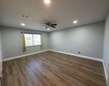 8917 Vernon Drive - Photo Thumbnail 10