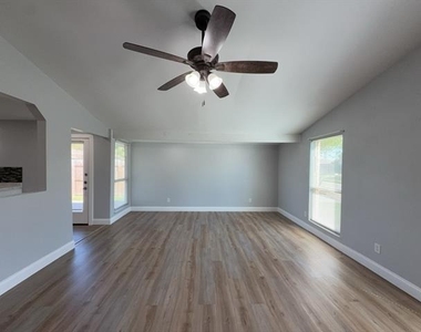 8917 Vernon Drive - Photo Thumbnail 4