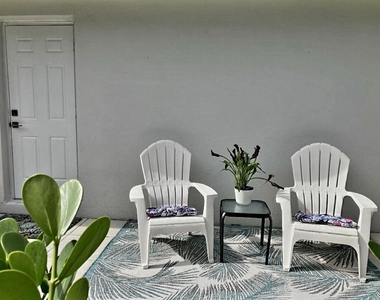1155 S Drive Circle - Photo Thumbnail 2