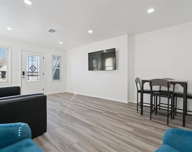 1200 Ne 17th Street - Photo Thumbnail 3