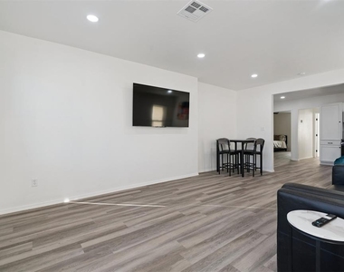 1200 Ne 17th Street - Photo Thumbnail 6