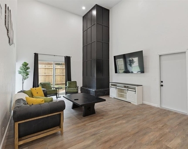 12508 Green Valley Drive - Photo Thumbnail 4