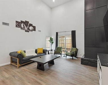 12508 Green Valley Drive - Photo Thumbnail 6