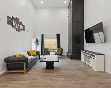 12508 Green Valley Drive - Photo Thumbnail 5