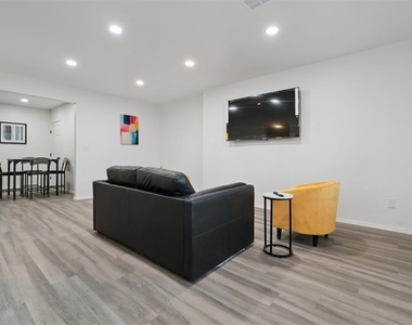 1200 Ne 17th Street - Photo Thumbnail 3