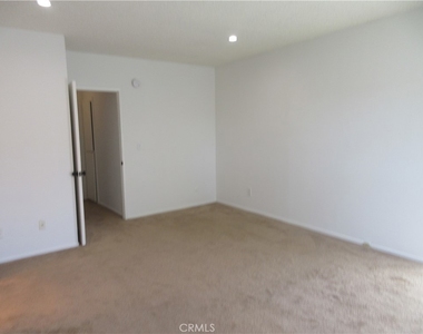 8865 Independence Avenue - Photo Thumbnail 11