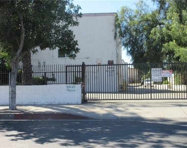 8865 Independence Avenue - Photo Thumbnail 29