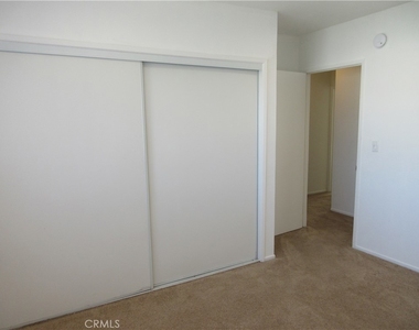 8865 Independence Avenue - Photo Thumbnail 14