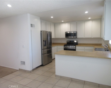 8865 Independence Avenue - Photo Thumbnail 7