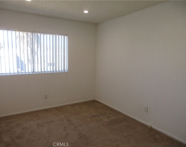 8865 Independence Avenue - Photo Thumbnail 13