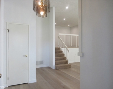 8865 Independence Avenue - Photo Thumbnail 17