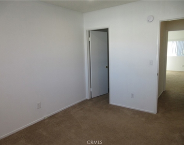 8865 Independence Avenue - Photo Thumbnail 12