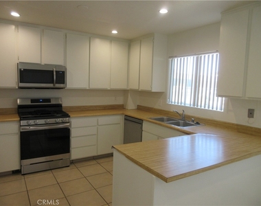 8865 Independence Avenue - Photo Thumbnail 6