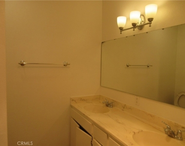 8865 Independence Avenue - Photo Thumbnail 19