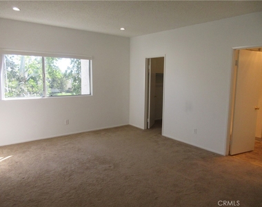 8865 Independence Avenue - Photo Thumbnail 10