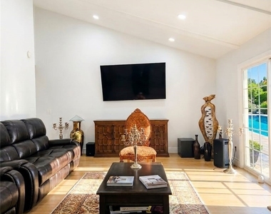 18914 Harnett Street - Photo Thumbnail 4