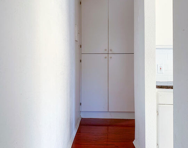 821 N Vendome Street - Photo Thumbnail 5