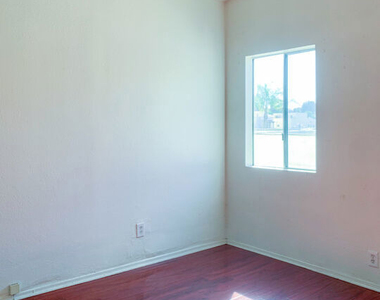 821 N Vendome Street - Photo Thumbnail 12