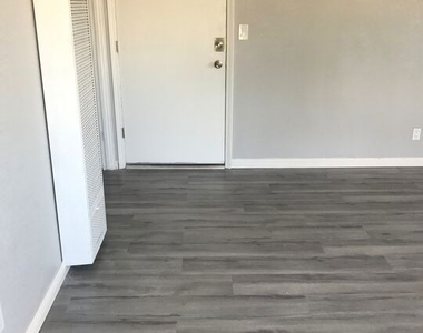 2018 S Longwood Avenue - Photo Thumbnail 13
