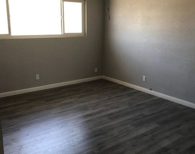 2018 S Longwood Avenue - Photo Thumbnail 14
