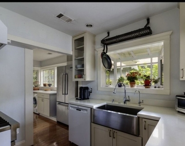 652 Woodlawn Avenue - Photo Thumbnail 5