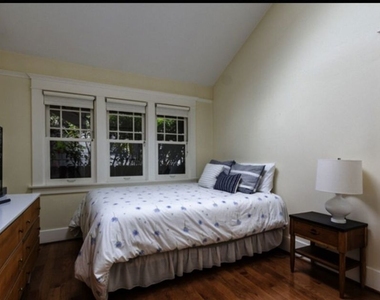 652 Woodlawn Avenue - Photo Thumbnail 10