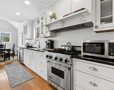 10 Foxboro Road - Photo Thumbnail 9