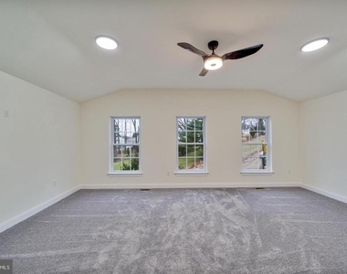 274 Oak Avenue - Photo Thumbnail 16