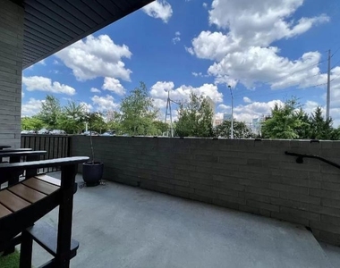 522 S Harrington Street - Photo Thumbnail 3