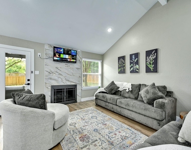 1807 Krizan Ave - Photo Thumbnail 2